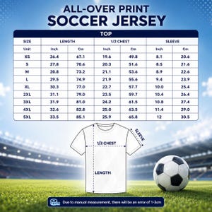 K&ouml;nnte beinhalten: Ein wei&szlig;es Fu&szlig;balltrikot mit einer Gr&ouml;&szlig;entabelle, die Ma&szlig;e in Zoll und Zentimetern anzeigt. Das Trikot befindet sich auf einem gr&uuml;nen Feld mit einem Fu&szlig;ball. Der Text "ALL-OVER PRINT SOCCER JERSEY" steht oben.