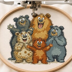 Könnte beinhalten: Ein Stickmotiv mit fünf Cartoon-Bären in verschiedenen Braun-, Beige- und Grautönen, gestickt auf cremefarbenem Stoff in einem runden Holzstickrahmen, der direkt unter der Nadel und dem Nähfuß einer Nähmaschine positioniert ist.