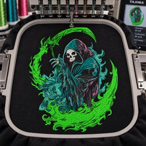 Könnte beinhalten: Ein Stickdesign auf schwarzem Stoff, das einen Sensenmann mit einer großen Sense zeigt. Die Figur ist in Schwarz-, Türkis- und Rosatönen gehalten und von leuchtend neongrünen, wirbelnden Rauch- und flammenartigen Mustern im Stickrahmen umgeben.