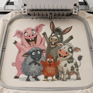 Könnte beinhalten: Ein Stickdesign auf hellem Stoff, das eine Gruppe von fünf gezeichneten Bauernhoftieren zeigt: ein rosa Schwein, einen grauen Esel, ein graues Schaf, ein kleines orangefarbenes Huhn und eine weiß-schwarz gefleckte Kuh in einem Stickrahmen.