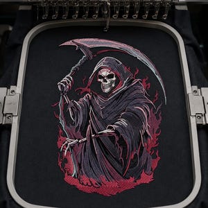 Könnte beinhalten: Ein Stickdesign auf schwarzem Stoff, das in einem rechteckigen Rahmen eingespannt ist. Es zeigt eine Sensenmann-Figur mit Totenkopfgesicht, Kapuzenumhang und einer großen Sense. Das Design enthält Schattierungen in Dunkellila, Grau und leuchtend roten Flammen.