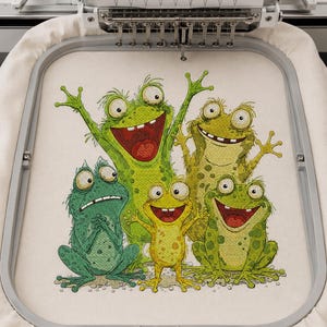 Könnte beinhalten: Ein Stickdesign mit fünf Cartoon-Fröschen in verschiedenen Grün- und Gelbtönen, eingespannt in einen rechteckigen Stickrahmen. Die Frösche haben große Augen, breite Lächeln und eine texturierte Haut, mit einem kleinen gelben Frosch.