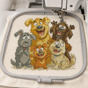 Könnte beinhalten: Ein Stickdesign mit fünf Cartoon-Hunden in verschiedenen Farben und Ausdrücken, darunter ein großer gelber Hund, ein dunkelbrauner Hund mit erhobenen Pfoten, ein kleiner orangefarbener Hund, ein gefleckter cremefarbener Hund und ein grauer Hund.