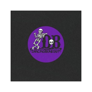 Peut inclure: Fond noir avec un cercle violet représentant un squelette blanc dansant à côté des lettres "DB" et le texte "DANCINGBONES07". Le squelette est dans une pose ludique.