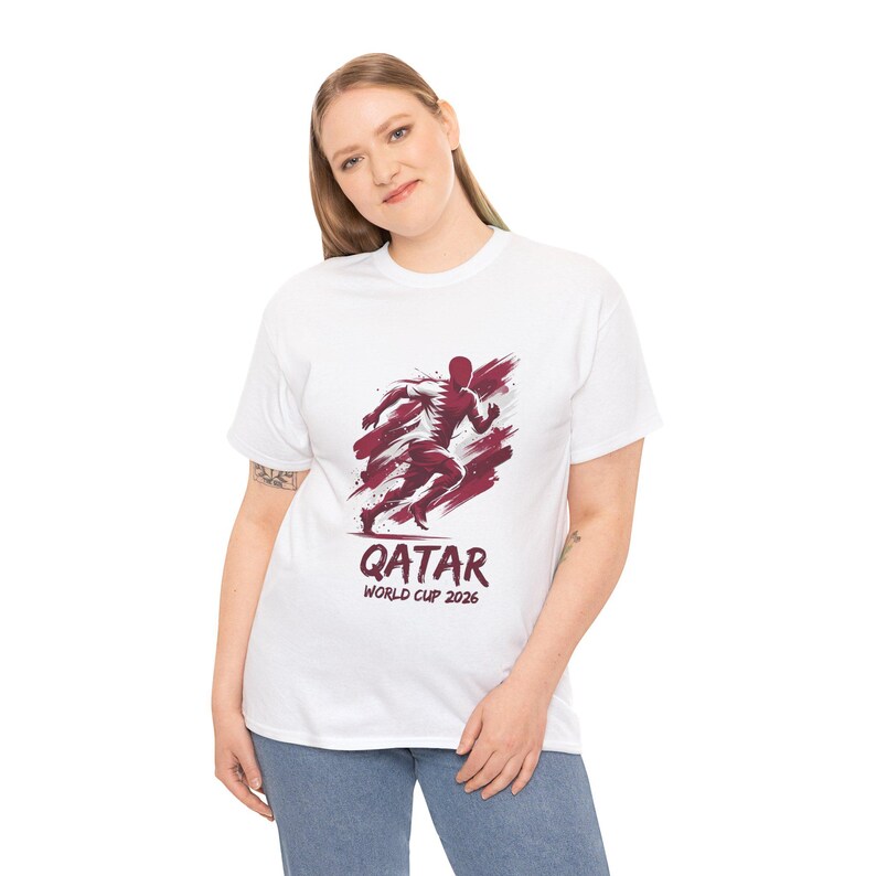 Camiseta de aficionado al fútbol de Qatar 2026, camiseta de aficionado de Qatar, camiseta para el día del partido, regalo para aficionados al fútbol, camiseta de fútbol unisex imagen 4