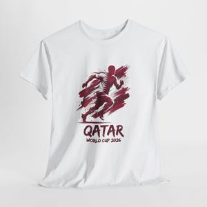 Camiseta de aficionado al fútbol de Qatar 2026, camiseta de aficionado de Qatar, camiseta para el día del partido, regalo para aficionados al fútbol, camiseta de fútbol unisex imagen 1