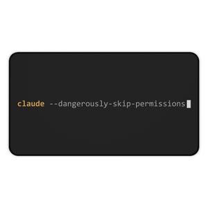 Może przedstawiać: Czarna prostokątna podkładka pod mysz z zaokrąglonymi rogami. Podkładka zawiera tekst "claude --dangerously-skip-permissions" w stylu terminala komputerowego. Słowo "claude" jest złote, a reszta tekstu biała.