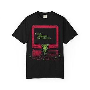 Peut inclure: Un t-shirt noir à manches courtes avec un motif représentant un écran d'ordinateur vintage rouge. L'écran affiche le texte vert $ claude --dangerously-skip-permissions_ avec une substance pixelisée verte qui s'écoule du bas de l'écran.