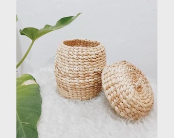 Petit panier tressé avec couvercle - Boîte de rangement en jacinthe d'eau, panier organisateur fait main, décoration d'intérieur bohème naturelle