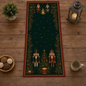 Könnte beinhalten: Ein rechteckiger Tischläufer mit dunkelgrünem Hintergrund und rotem Rand. Das Design zeigt zwei Nussknacker, einen geschmückten Weihnachtsbaum, eine Trommel, eine Laterne und goldene Sterne. Das Muster wird von vertikalen Stechpalmenranken umrahmt.