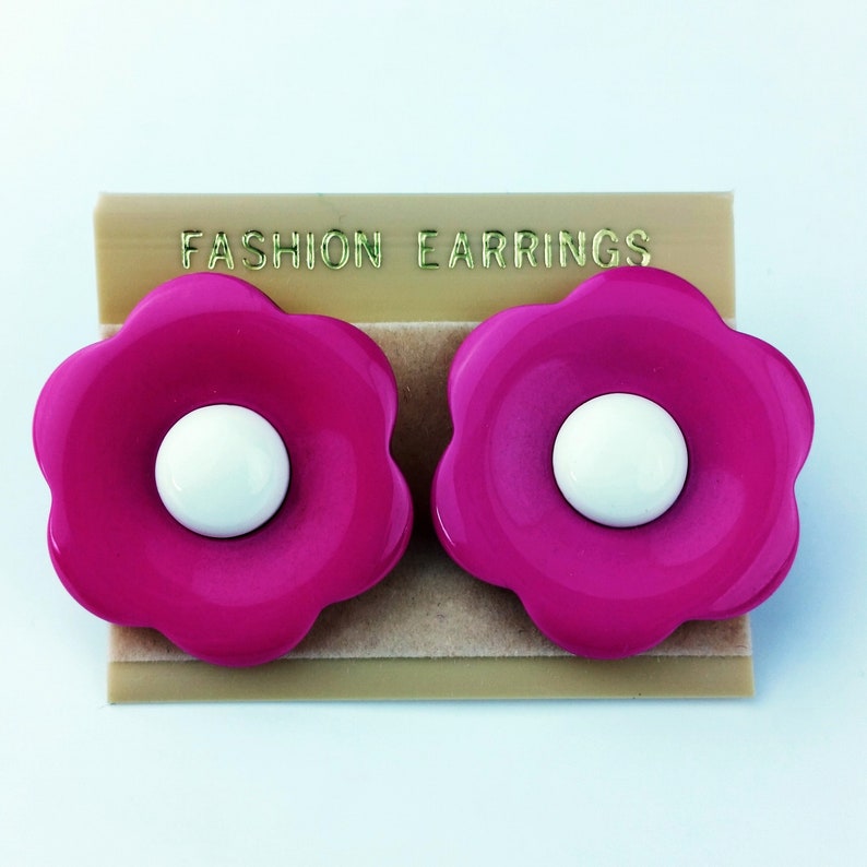 Hot Pink Floral Stud Earrings Vintage New Old Stock 80/'s Retro Hot Pink White Flower Plastic Earrings Vintage 1980/'s Stud Pierced Earrings