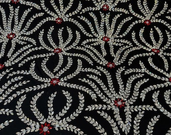 Hand bestickter Strass schwarzer Netzstoff | Schwere Steinarbeit Schwarz Netzstoff Schüttgut für Braut Lehenga Hochzeitskleid Luxus Kleid