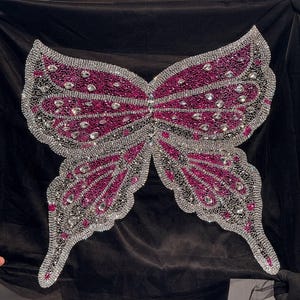 Luxe vlinderstof met strasssteentjes voor het lijfje, zwaar paneel met kristallen kralen voor een galajurk, grote borduursels aan de voorkant van een bruidsjurk, haute couture netstof.