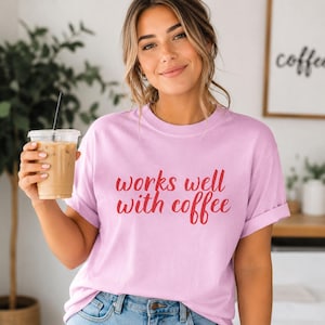 Maglietta Comfort Colors® Coffee, maglietta divertente per gli amanti del caffè, vestibilità comoda, blu zaffiro
