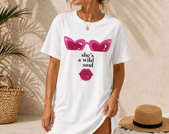 She's a Wild Soul T-shirtjurk | Jurk met roze zonnebrilprint | Leuke zomeroutfit voor meisjes | Jurk voor strandvakantie