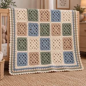 Peut inclure: Une couverture en crochet faite à la main composée d'une grille de motifs carrés dans des tons alternés de crème, vert sauge, beige et bleu poussiéreux. La couverture est finie avec une bordure festonnée décorative aux couleurs assorties.