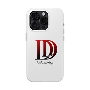 Può includere: Custodia per telefono bianca con modulo fotocamera nero e dettagli neri. La custodia presenta un grande logo "D" stilizzato rosso e nero con la scritta "NEeShop" in corsivo.