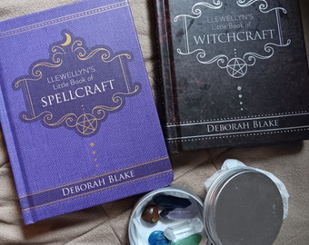 Conjunto de 2 libros El pequeño libro de brujería y hechizos de Llewellyn con colección de piedras preciosas