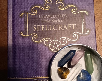 El pequeño libro de hechizos y colección de gemas de Llewellyn