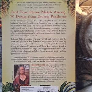Op de afbeelding: Een boek van Deborah Blake, "Find Your Divine Match Among 70 Deities from Diverse Pantheons". De omslag toont tekst en een foto van de auteur. Het maakt deel uit van de Everyday Witchcraft-serie en richt zich op godenrelaties.
