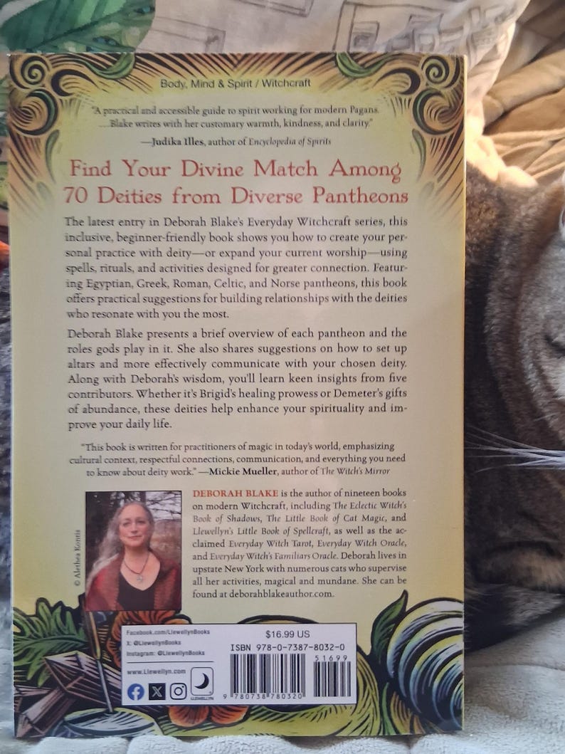 Op de afbeelding: Een boek van Deborah Blake, "Find Your Divine Match Among 70 Deities from Diverse Pantheons". De omslag toont tekst en een foto van de auteur. Het maakt deel uit van de Everyday Witchcraft-serie en richt zich op godenrelaties.