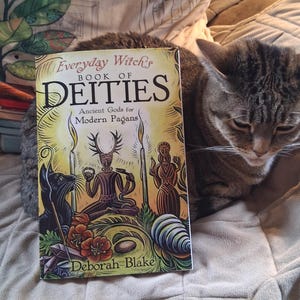 Everyday Witch's Book of Deities, signed by author afbeelding 3