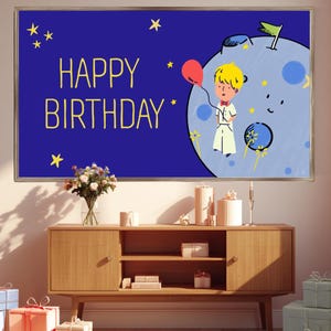 Könnte beinhalten: Ein rechteckiger Wandkunstdruck mit dunkelblauem Hintergrund, gelben Sternen und dem gelben Schriftzug HAPPY BIRTHDAY. Die Illustration zeigt eine blonde Figur in weißer Kleidung, die einen roten Luftballon auf einem kleinen blauen Planeten hält.