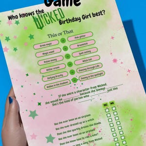 Könnte beinhalten: Ein Partyspiel mit dem Titel "Wicked Birthday Game" mit einem grün-rosa Farbschema. Das Spielblatt fragt "Wer kennt das Wicked Birthday Girl am besten?" und enthält "Dies oder Das"-Fragen und eine "Ja/Nein"-Checkliste.