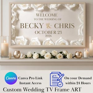Könnte beinhalten: Ein rechteckiges digitales Display in einem hellen Holzrahmen, verziert mit weißen Rosen am Rand und dem zentrierten Text WELCOME TO THE WEDDING OF BECKY & CHRIS OCTOBER 23 2026. Das Display steht auf einem Kaminsims mit Kerzen und Rosen.