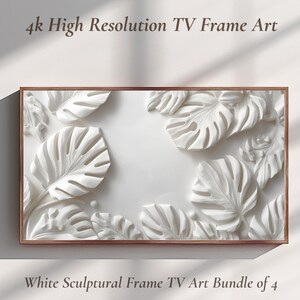 Könnte beinhalten: Ein rechteckiger digitaler Bildschirm mit Holzrahmen, der ein hochauflösendes 4k-Bild von weißen, dreidimensionalen Monstera-Blättern zeigt. Der Text 4k High Resolution TV Frame Art und White Sculptural Frame TV Art Bundle of 4 ist sichtbar.