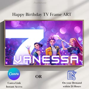 Könnte beinhalten: Ein digitales TV-Rahmen-Kunstdisplay mit einer großen weißen Zahl 7 und dem Namen VANESSA in fetten weißen Buchstaben. Der Hintergrund zeigt drei animierte Charaktere in farbenfrohen Outfits vor einem violetten Bokeh-Lichteffekt.
