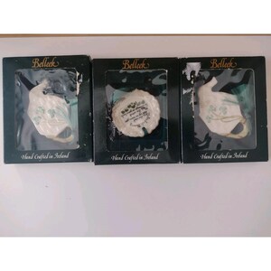 Set med 3 Belleek Fine Parian Porslin Ornaments Irländsk Välsignelse & Shamrock Tekanna NIB