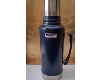 Termo Stanley Classic de 2 cuartos (1,9 L) con acabado martillado negro estilo vintage.