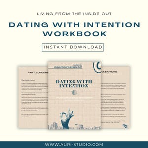 Op de afbeelding: Een werkboek getiteld "Dating With Intention" met de tekst "Instant Download". De cover toont de tekst "Living From The Inside Out" en een handgebaar. Het werkboek is beige met blauwe tekst.