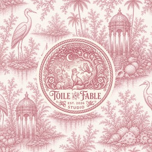 Op de afbeelding: Een herhalend patroon in oudroze en crème met reigers, koepelpaviljoens en schelpen. In het midden staat een rond embleem met een vos, konijn en uil onder een maansikkel, met de tekst TOILE AND FABLE EST. 2026 STUDIO.