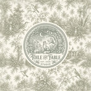 Op de afbeelding: Een saliegroen en crèmekleurig toile-patroon met een centraal rond embleem met een vos, konijn en uil onder een maansikkel. De tekst luidt TOILE AND FABLE EST. 2026 STUDIO op een achtergrond met een herhalend landschap van vogels en bomen.