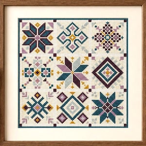 Puede incluir: Una pieza de bordado en punto de cruz cuadrada enmarcada en madera oscura, que presenta una cuadrícula de nueve patrones geométricos distintos en tonos azul verdoso, morado, dorado y gris claro sobre tela crema con un borde blanco.