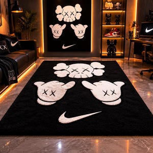 Pode incluir: Tapete preto felpudo com m&atilde;os brancas em estilo cartoon, uma caveira e um design Nike swoosh. O tapete est&aacute; em uma sala com um sof&aacute; preto, obras de arte e figuras decorativas. A sala tem ilumina&ccedil;&atilde;o quente.