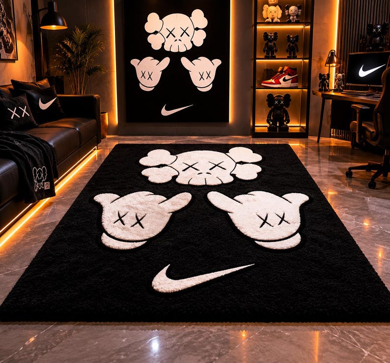 Pode incluir: Tapete preto felpudo com m&atilde;os brancas em estilo cartoon, uma caveira e um design Nike swoosh. O tapete est&aacute; em uma sala com um sof&aacute; preto, obras de arte e figuras decorativas. A sala tem ilumina&ccedil;&atilde;o quente.