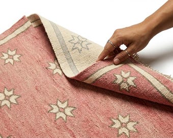 Tapete Kilim Vintage Rosa - Tapete com Motivo Geométrico de Estrelas Feito à Mão - Tapete Rosa Pastel para Decoração de Sala de Estar e Corredor de Luxo