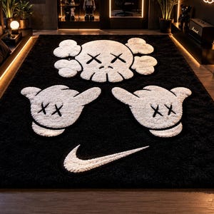 Pode incluir: Um tapete de pel&uacute;cia preto com uma caveira branca com olhos riscados e detalhes de ossos, duas m&atilde;os brancas de desenho animado com olhos riscados e um logotipo Nike branco. O tapete &eacute; um revestimento de ch&atilde;o decorativo.