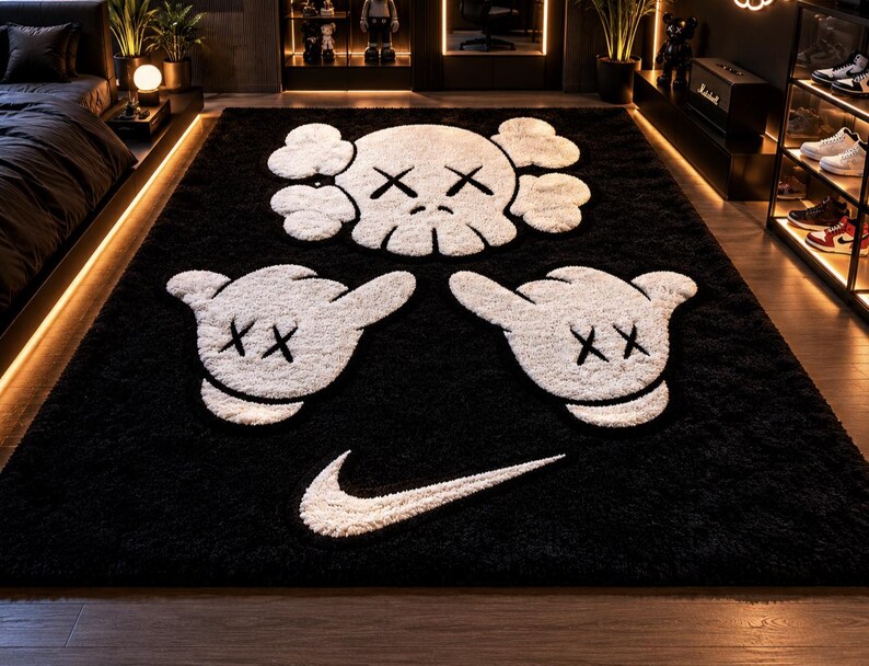 Pode incluir: Um tapete de pel&uacute;cia preto com uma caveira branca com olhos riscados e detalhes de ossos, duas m&atilde;os brancas de desenho animado com olhos riscados e um logotipo Nike branco. O tapete &eacute; um revestimento de ch&atilde;o decorativo.
