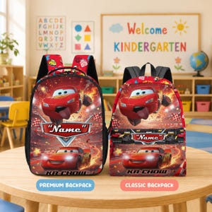 Puede incluir: Dos mochilas rojas con Lightning McQueen de la película Cars. Ambas bolsas muestran al personaje con la lengua fuera, un fondo de pista de carreras y el texto "Name" y "KA-CHOW". La bolsa de la izquierda es Premium y la de la derecha es Classic.