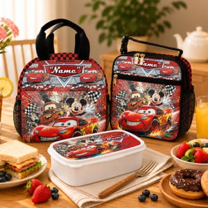 Könnte beinhalten: Zwei isolierte Lunchtaschen und ein rechteckiger Kunststoff-Lebensmittelbehälter mit rot-schwarz-weißem Karomuster, bedruckt mit Lightning McQueen, Mater und Mickey Mouse. Jeder Artikel enthält ein Feld mit der Aufschrift Name.