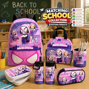 Könnte beinhalten: Ein passendes Schulset bestehend aus Rucksack, Lunchtasche, Brotdose, Federmäppchen, Stiftehalter und Trinkflasche. Jeder Artikel zeigt ein violett-rosa Design mit Zeichentrickfiguren und dem Text Name Amazing Adventure.