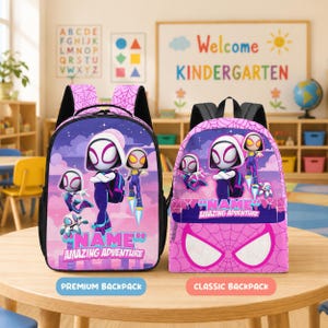 Może przedstawiać: Dwa różowo-fioletowe plecaki z postaciami Ghost-Spider i wzorami pajęczyny. Lewy plecak oznaczony jest jako Premium Backpack, a prawy jako Classic Backpack. Oba zawierają napisy NAME oraz AMAZING ADVENTURE.