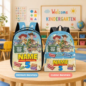 Può includere: Due zaini azzurri con i personaggi di Toy Story, tra cui Woody, Jessie e Buzz Lightyear. Le borse riportano il testo 'You've got a friend in me', 'Name', 'School Adventure', '5' ed etichette come 'Smart', 'Shine', 'Grow', 'Learn', 'Brave' e 'Ready'.