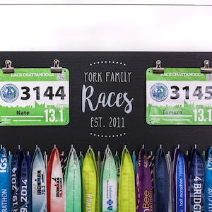Personalisierte Startnummer Familie und Medaille Halter - Extra groß - läuft Medaille Halter für Paare