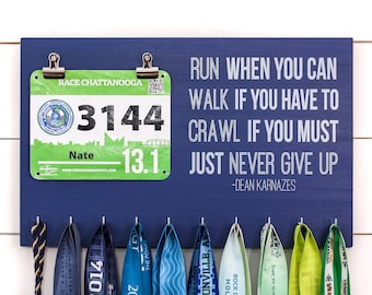 Titular de la medalla de carrera - Sólo nunca deje de dean Karnazes cita - titular de la medalla, exhibición de medalla, exhibición de la batería de la carrera, titular del babero de la carrera