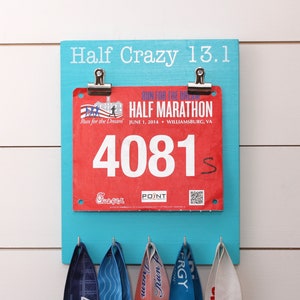 ハーフマラソン レース ビブ & メダル ホルダー - Half Crazy 13.1
